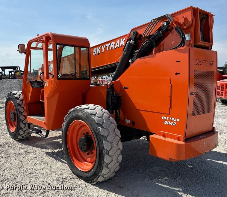 image for item EN7010 2007 Sky Trak 8042 telehandler