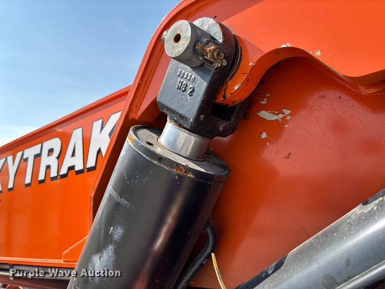 image for item EN7010 2007 Sky Trak 8042 telehandler