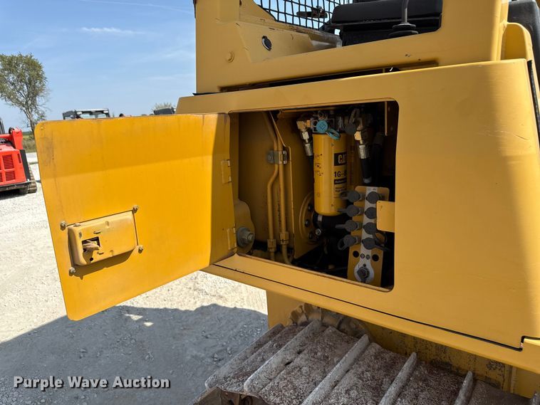 image for item EN7012 2005 Caterpillar D3G XL crawler tractor