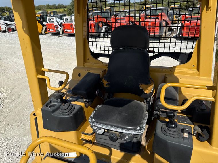 image for item EN7012 2005 Caterpillar D3G XL crawler tractor