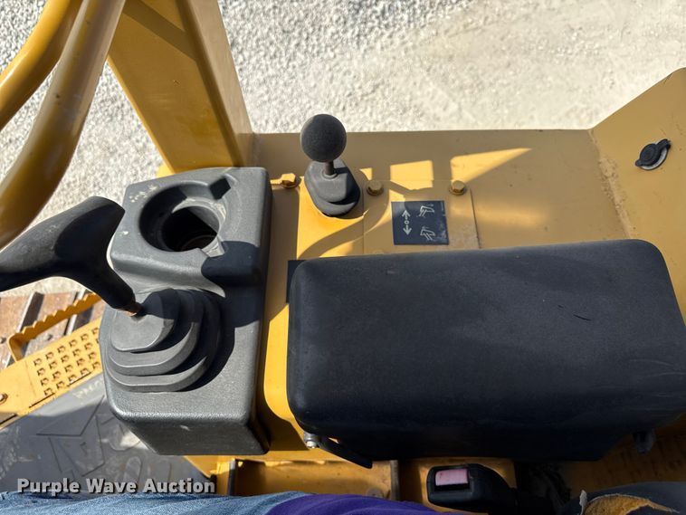 image for item EN7012 2005 Caterpillar D3G XL crawler tractor