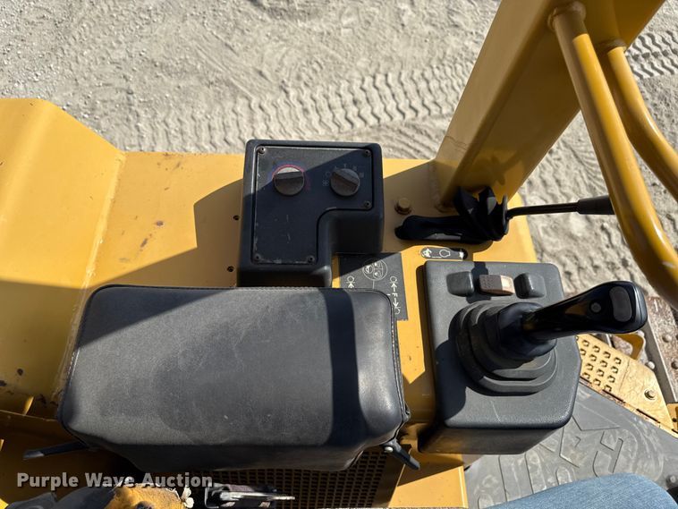 image for item EN7012 2005 Caterpillar D3G XL crawler tractor