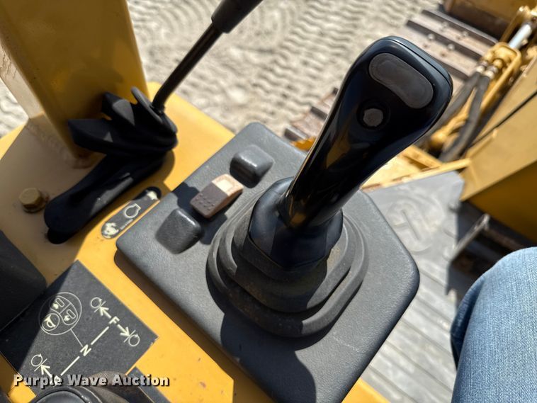 image for item EN7012 2005 Caterpillar D3G XL crawler tractor