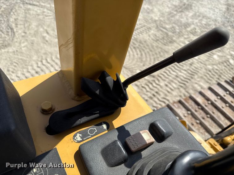 image for item EN7012 2005 Caterpillar D3G XL crawler tractor