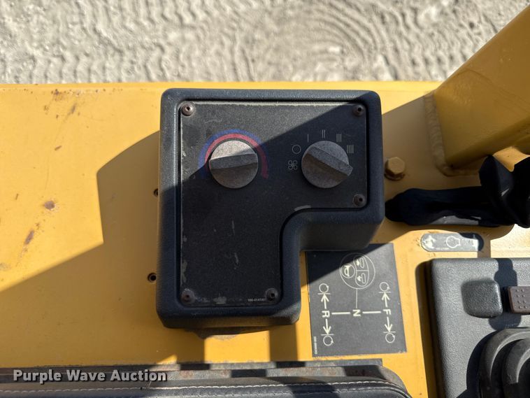 image for item EN7012 2005 Caterpillar D3G XL crawler tractor