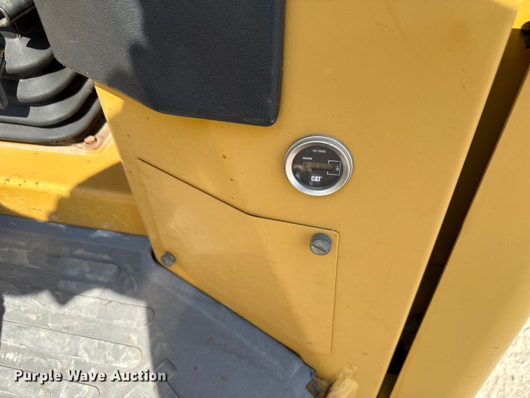 image for item EN7012 2005 Caterpillar D3G XL crawler tractor