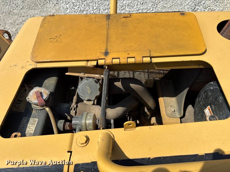 image for item EN7012 2005 Caterpillar D3G XL crawler tractor