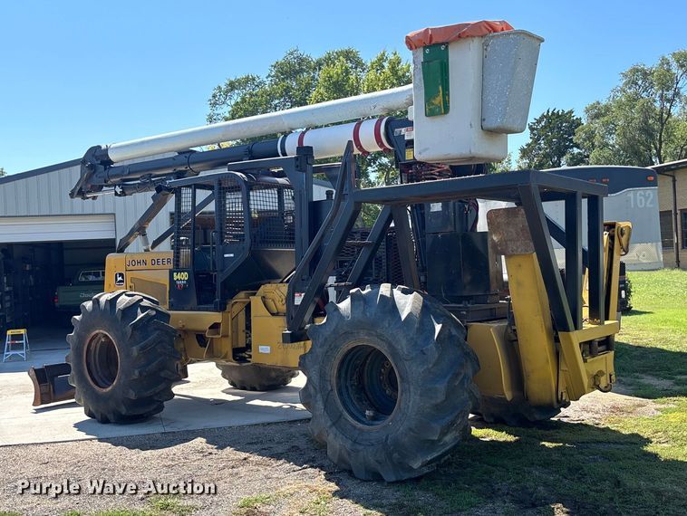 image for item EO1636 1990 John Deere 540D skidder