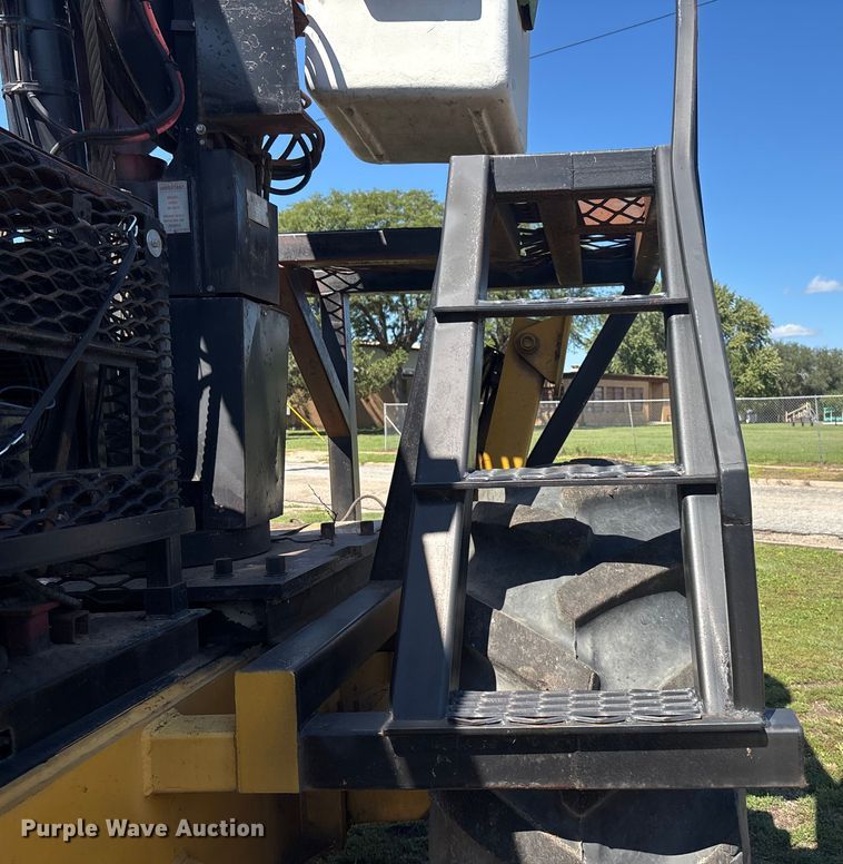 image for item EO1636 1990 John Deere 540D skidder