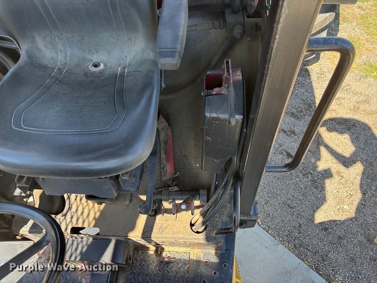 image for item EO1636 1990 John Deere 540D skidder