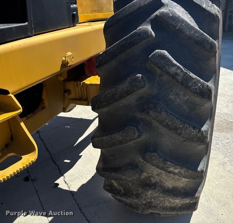 image for item EO1636 1990 John Deere 540D skidder