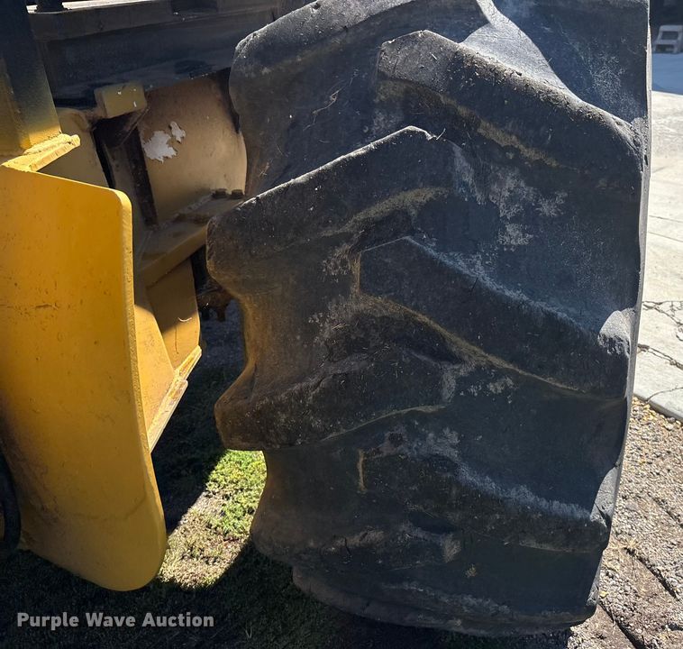 image for item EO1636 1990 John Deere 540D skidder