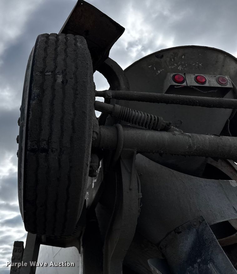 image for item EP0659 1996 Mack RD690S ready mix truck