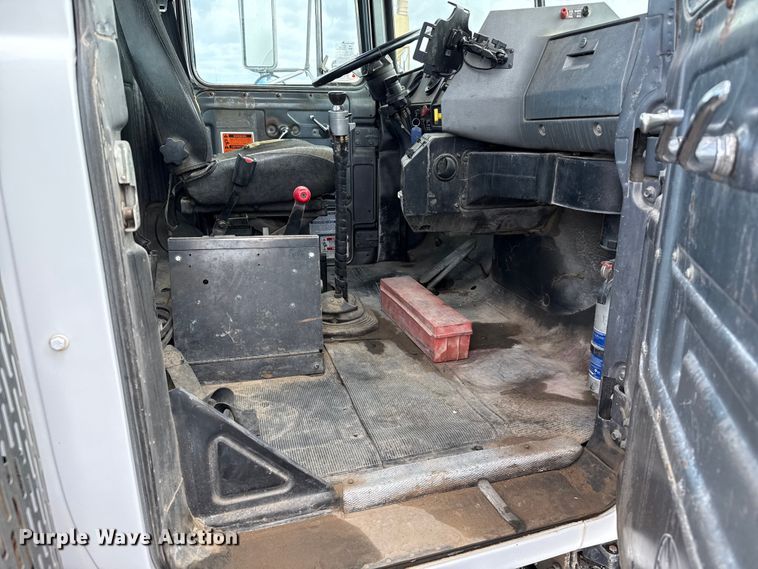 image for item EP0660 1998 Mack RD690S ready mix truck