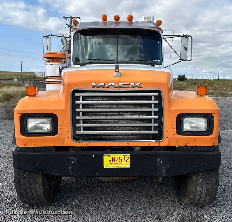image for item EP0662 2001 Mack RD690S ready mix truck
