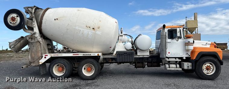 image for item EP0662 2001 Mack RD690S ready mix truck