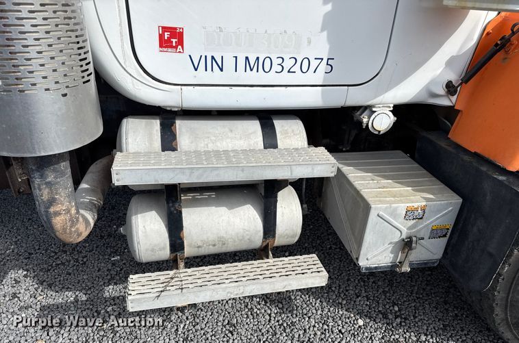 image for item EP0662 2001 Mack RD690S ready mix truck