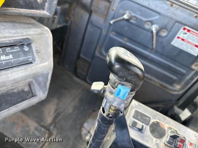 image for item EP0662 2001 Mack RD690S ready mix truck