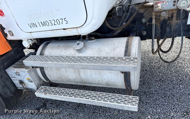 image for item EP0662 2001 Mack RD690S ready mix truck