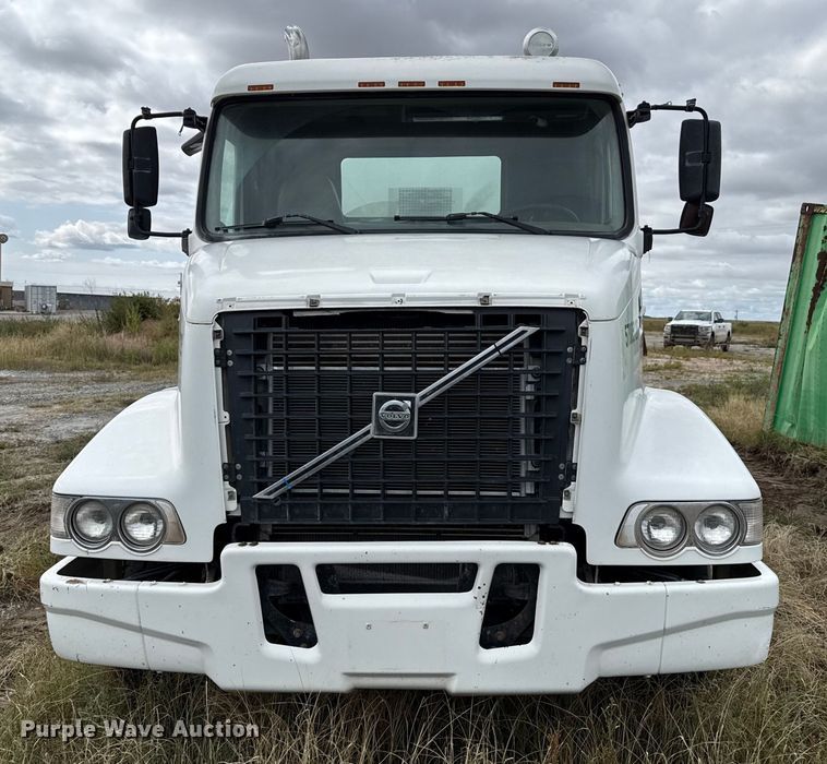 image for item EP0664 2005 Volvo VHD ready mix truck