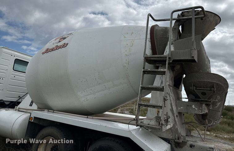 image for item EP0664 2005 Volvo VHD ready mix truck