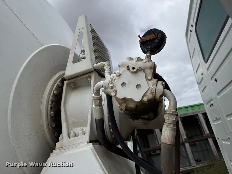 image for item EP0664 2005 Volvo VHD ready mix truck