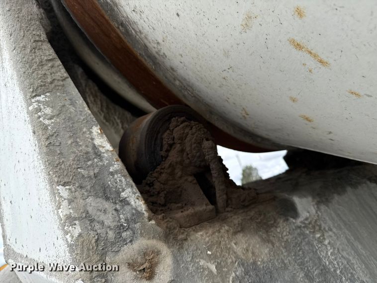 image for item EP0664 2005 Volvo VHD ready mix truck