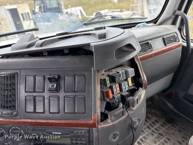 image for item EP0664 2005 Volvo VHD ready mix truck