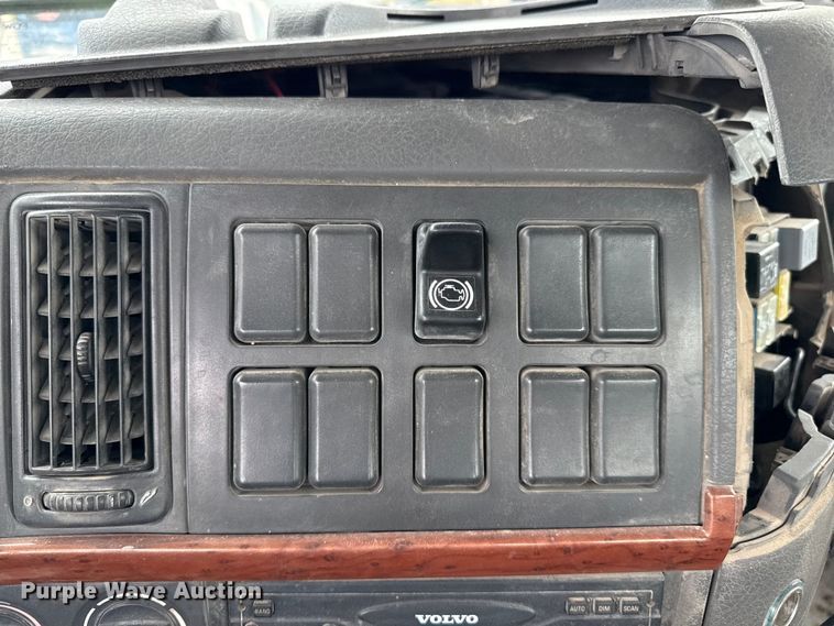 image for item EP0664 2005 Volvo VHD ready mix truck