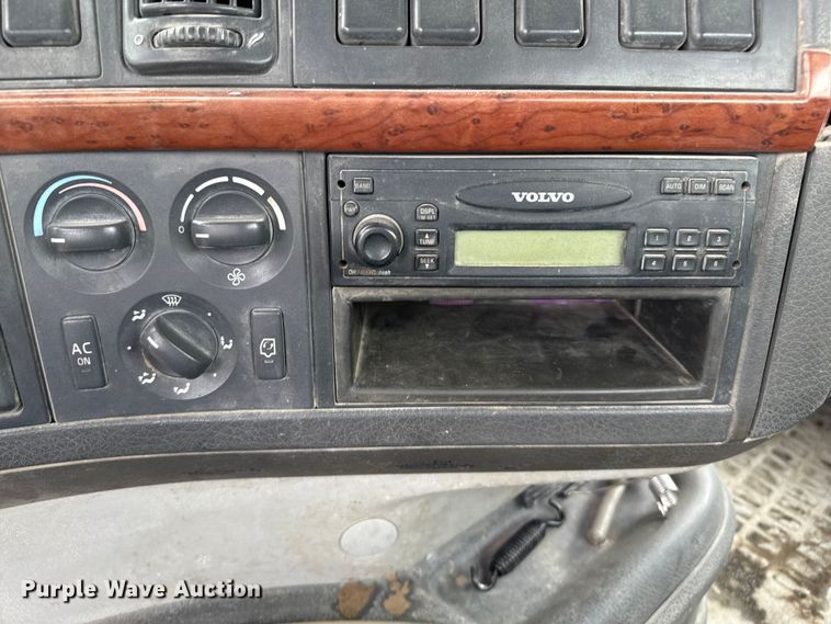 image for item EP0664 2005 Volvo VHD ready mix truck