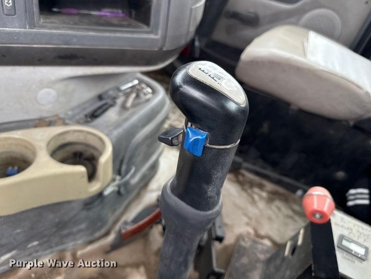 image for item EP0664 2005 Volvo VHD ready mix truck