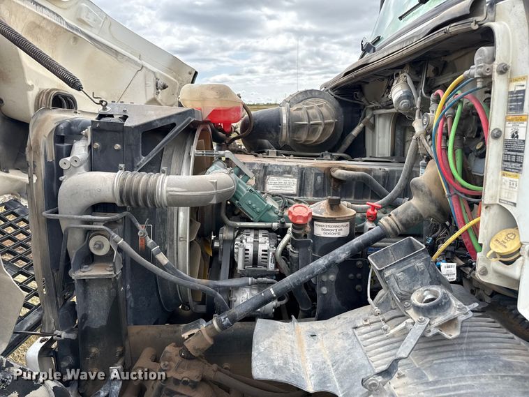 image for item EP0664 2005 Volvo VHD ready mix truck