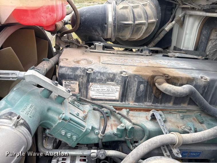 image for item EP0664 2005 Volvo VHD ready mix truck