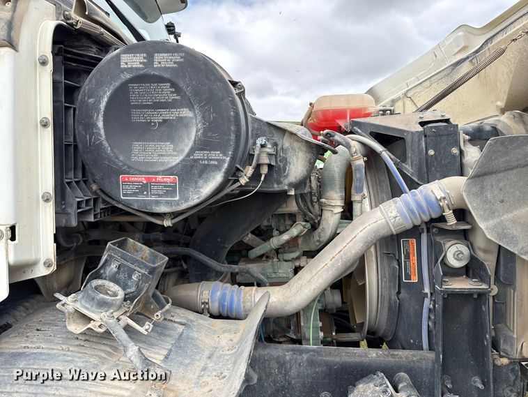 image for item EP0664 2005 Volvo VHD ready mix truck