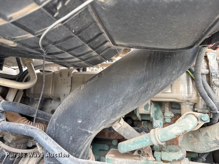 image for item EP0664 2005 Volvo VHD ready mix truck