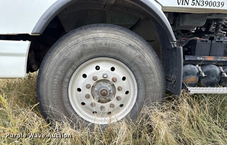 image for item EP0664 2005 Volvo VHD ready mix truck