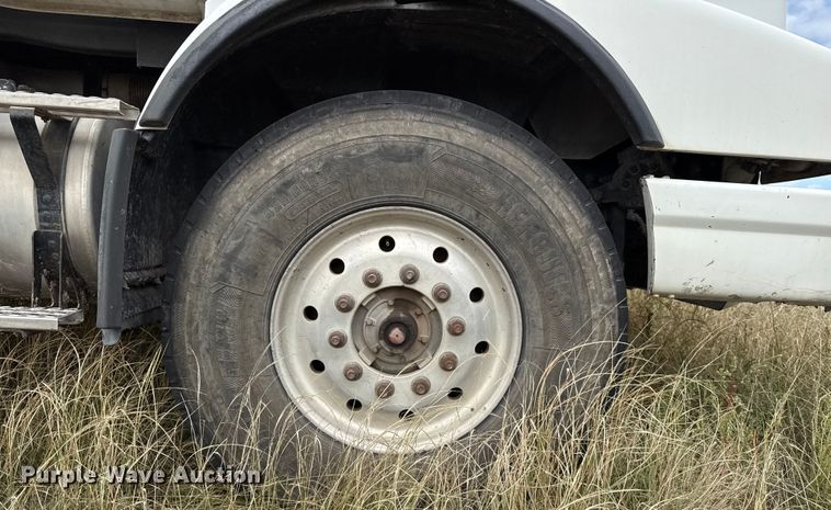 image for item EP0664 2005 Volvo VHD ready mix truck