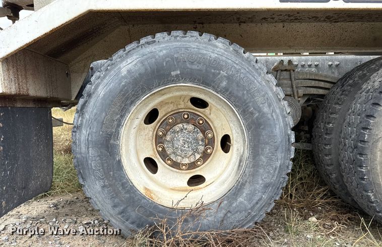 image for item EP0664 2005 Volvo VHD ready mix truck