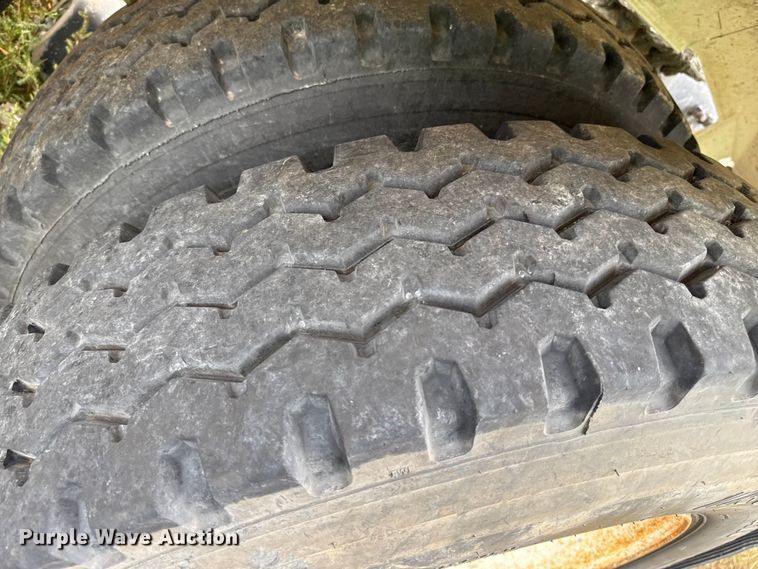 image for item EP0664 2005 Volvo VHD ready mix truck