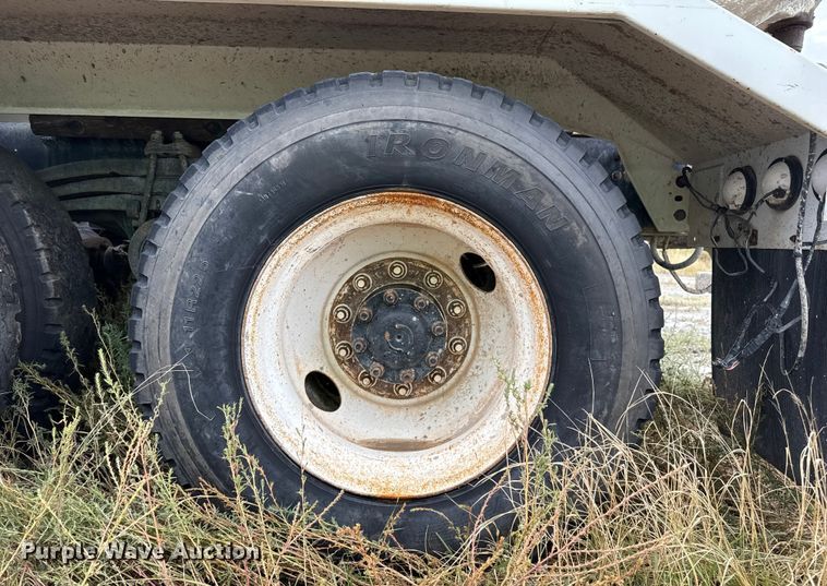 image for item EP0664 2005 Volvo VHD ready mix truck