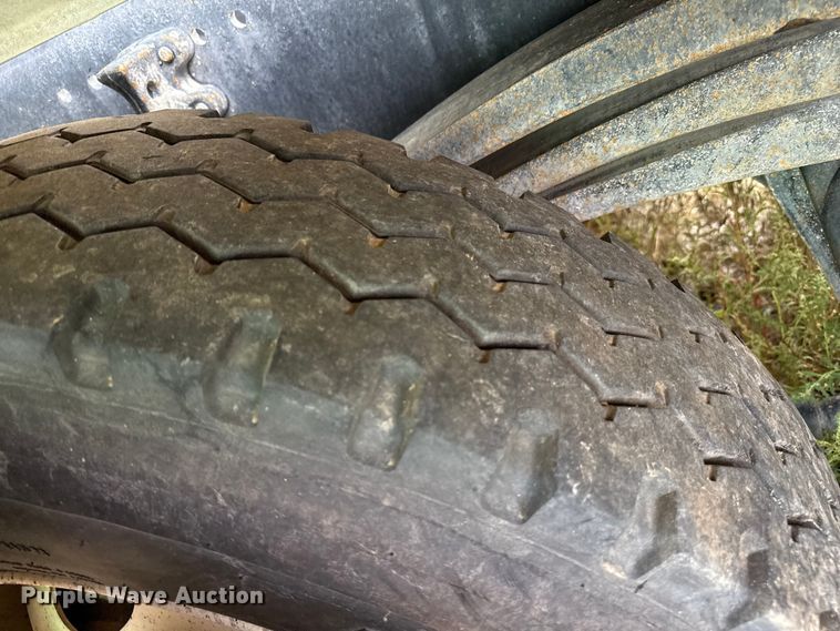 image for item EP0664 2005 Volvo VHD ready mix truck