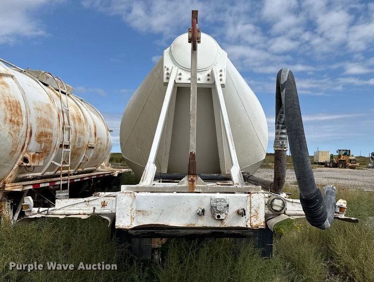 image for item EP0665 1983 Fruehauf HAB-F2-J pneumatic dry bulk trailer