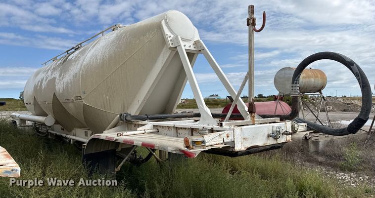 image for item EP0665 1983 Fruehauf HAB-F2-J pneumatic dry bulk trailer