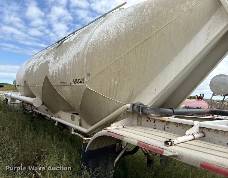 image for item EP0665 1983 Fruehauf HAB-F2-J pneumatic dry bulk trailer