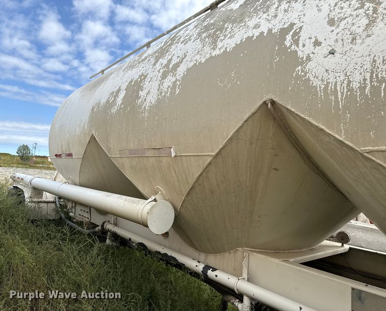 image for item EP0665 1983 Fruehauf HAB-F2-J pneumatic dry bulk trailer