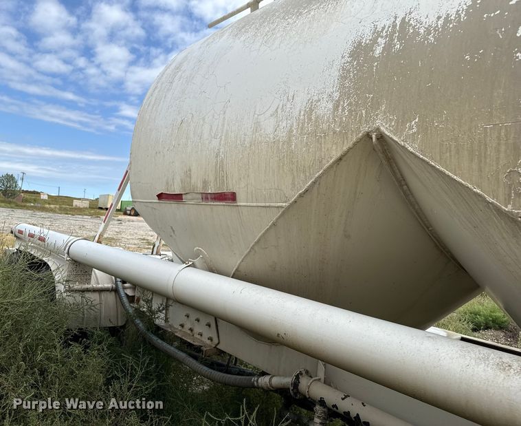 image for item EP0665 1983 Fruehauf HAB-F2-J pneumatic dry bulk trailer