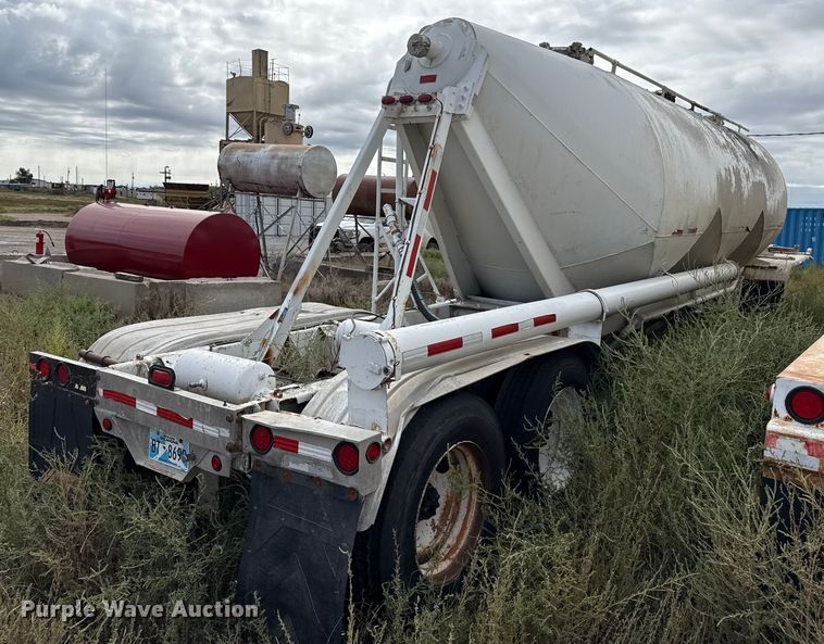 image for item EP0665 1983 Fruehauf HAB-F2-J pneumatic dry bulk trailer