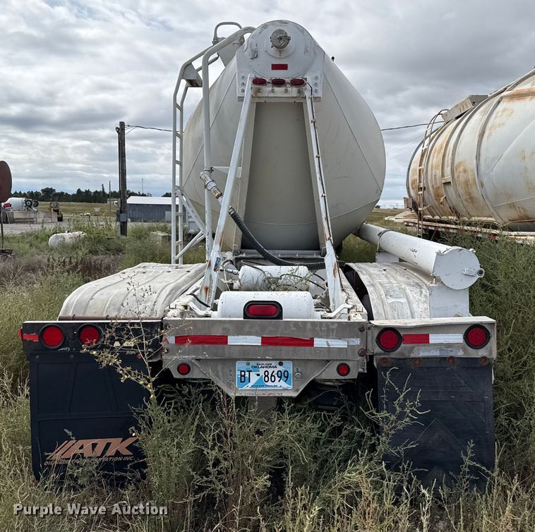 image for item EP0665 1983 Fruehauf HAB-F2-J pneumatic dry bulk trailer