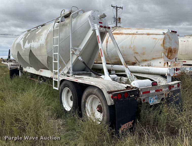 image for item EP0665 1983 Fruehauf HAB-F2-J pneumatic dry bulk trailer