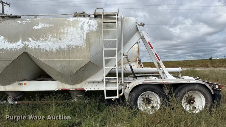 image for item EP0665 1983 Fruehauf HAB-F2-J pneumatic dry bulk trailer
